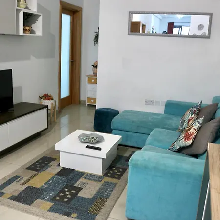 Convenient Location Double Bedroom Δωμάτια σε οικογενειακή κατοικία